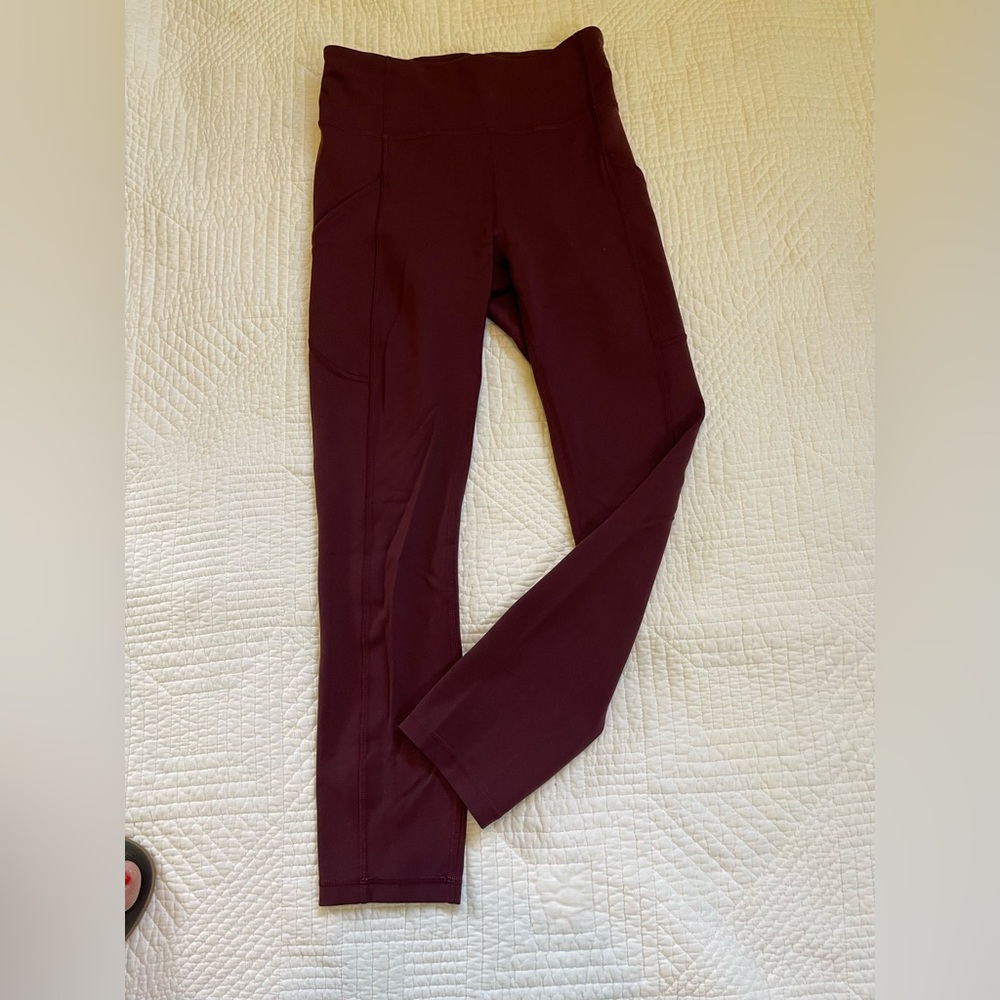 Lululemon jogging 3/4 length pants with side pockets